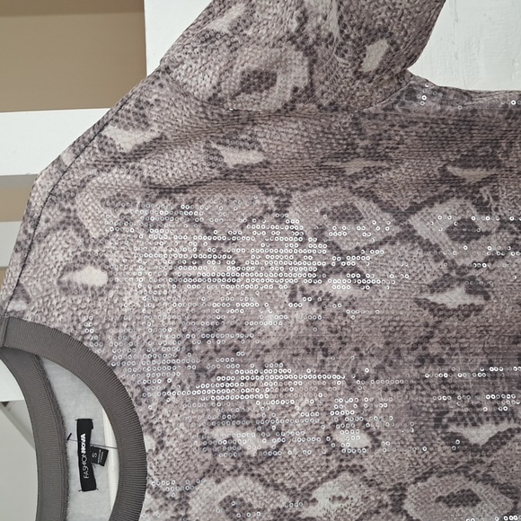 Oversized Snakeskin sequence design Top. SzS.Excellent. Round neck short sleeve - Picture 3 of 7
